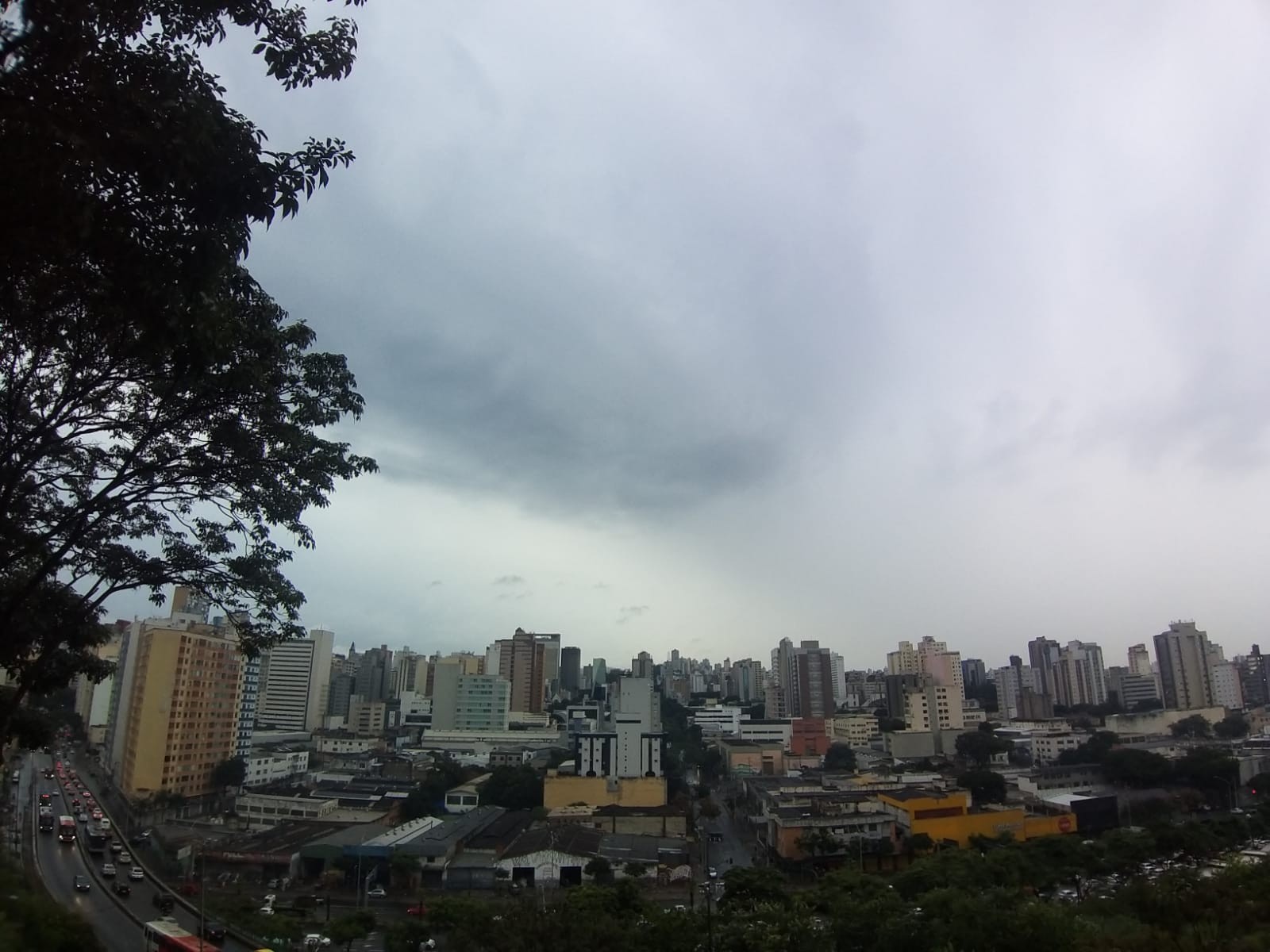 BH amanhece com chuva e céu nublado; veja como fica o tempo nesta semana em Minas Gerais
