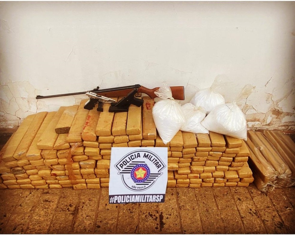 Droga e armas foram apreendidas em Catanduva — Foto: Arquivo Pessoal 