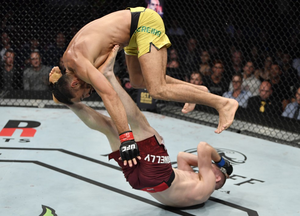 Michel Pereira ataca com salto mortal â?? Foto: Getty Images