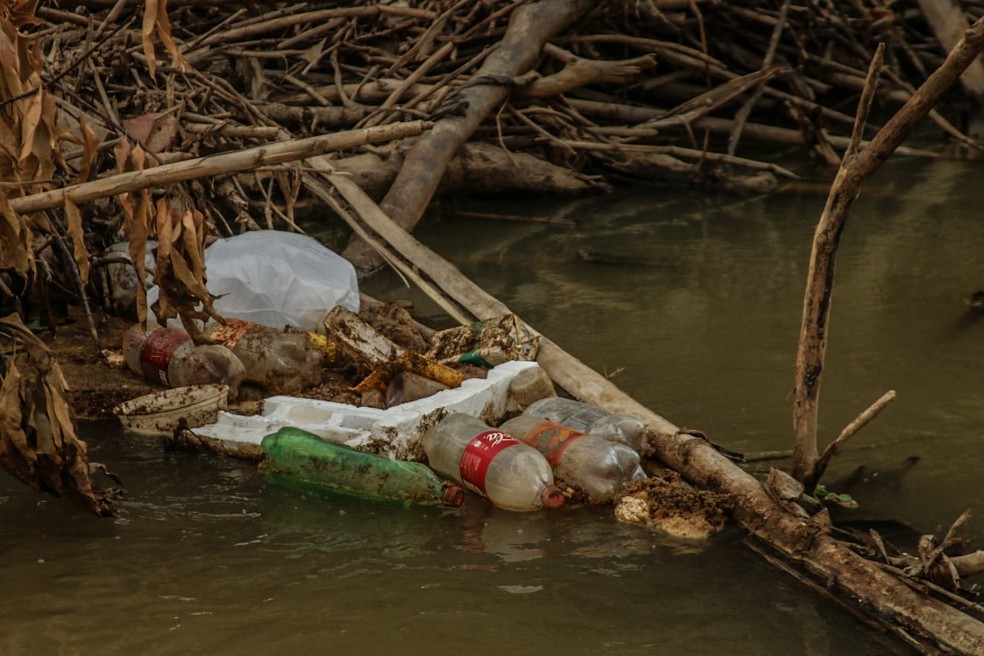 Com baixo nível, Rio Acre acumula lixo e entulhos que são descartados nos igarapés — Foto: Juan Diaz/Arquivo pessoal