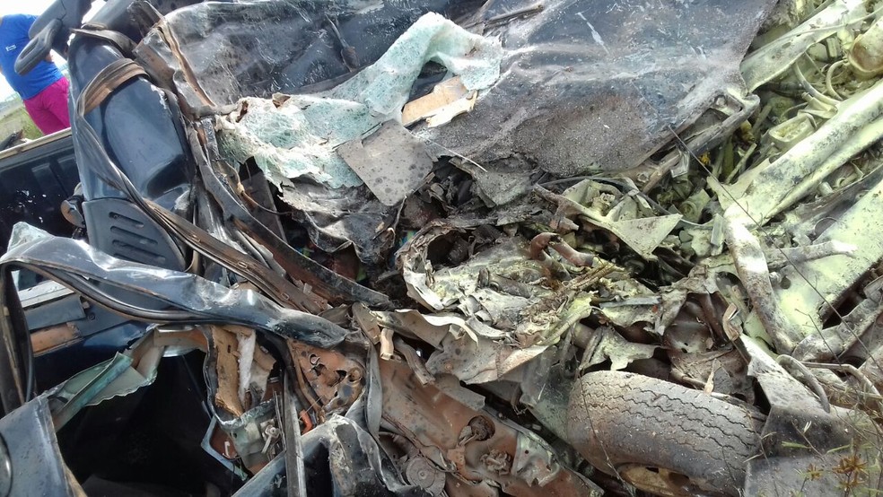 Casal estava na picape e morreu preso às ferragens do veículo (Foto: Divulgação)