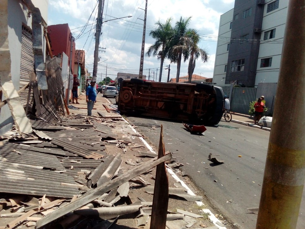 Com impacto van escolar ficou tombada após ser atingida por carro que atravessou cruzamento em MT — Foto: Arquivo pessoal