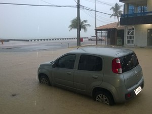 Alagamento atrapalha fluxo de carros nas proximidades da beira mar de Olinda (Foto: Marcos Correira/TV Globo)