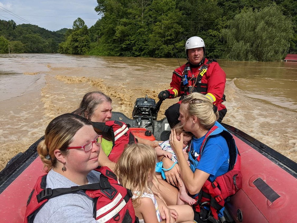 Equipes de resgate ajudam sobreviventes após enchente no estado americano de Kentucky — Foto: Equipe de apoio e resgate do condado de Wolfe/Divulgação via REUTERS