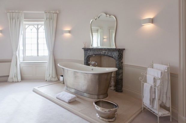 A propriedade conta com um banheiro luxuoso (Foto: Sykes Cottages)