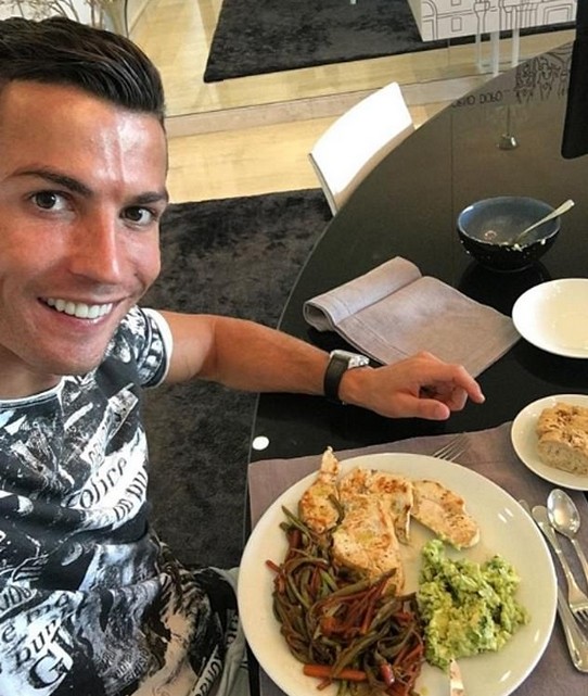 O craque português Cristiano Ronaldo em uma de suas refeições diárias (Foto: Instagram)