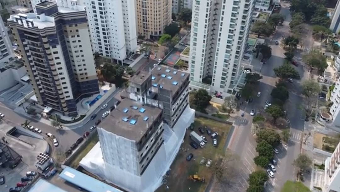 Prédio abandonado é implodido no Jardim Aquarius, em São José dos Campos