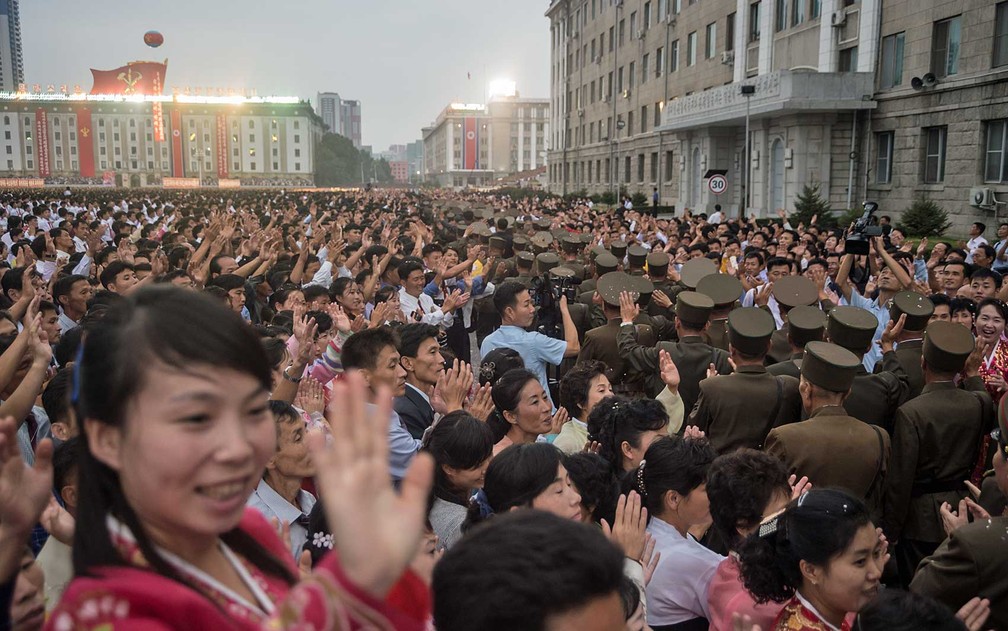 Milhares de norte-coreanos comemoram em Pyongyang (Foto: Kim Won-jin / AFP Photo)