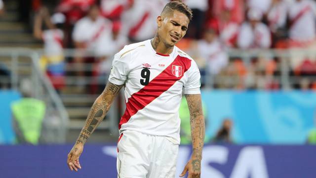 Guerrero se lamenta durante a derrota do Peru para a Dinamarca 
