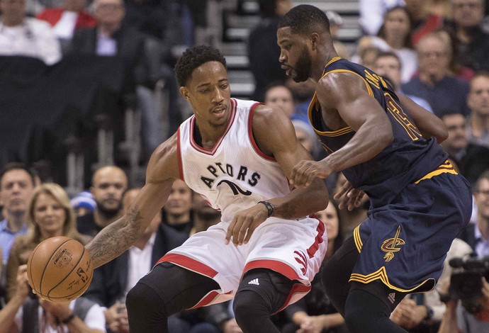 DeMar DeRozan, do Toronto Raptors, recebe a marcação de Tristan Thompson, do Cleveland Cavaliers (Foto: Reuters/Nick Turchiaro-USA TODAY Sports)