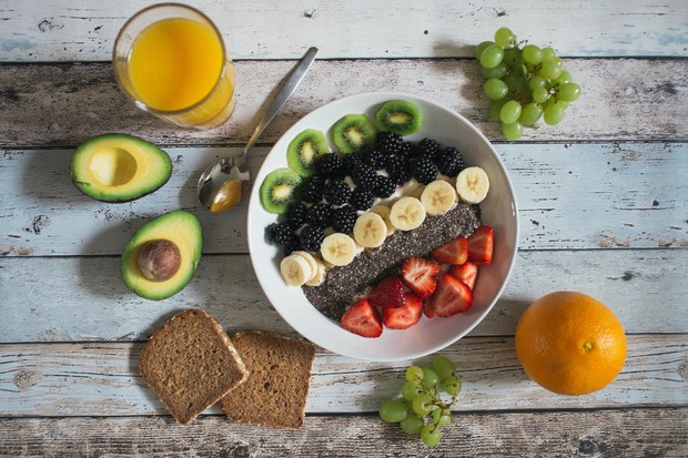 Na dieta, inclua porções de frutas e verduras para uma alimentação mais saudável (Foto: Unsplash)