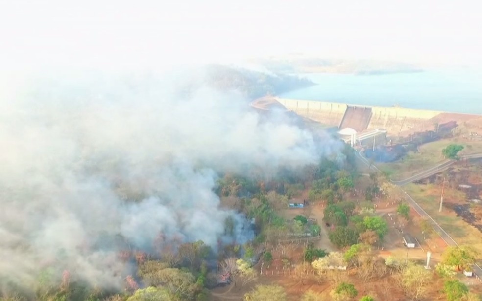 Incêndio atinge parques às margens da BR-153 — Foto: Reprodução/TV Anhanguera