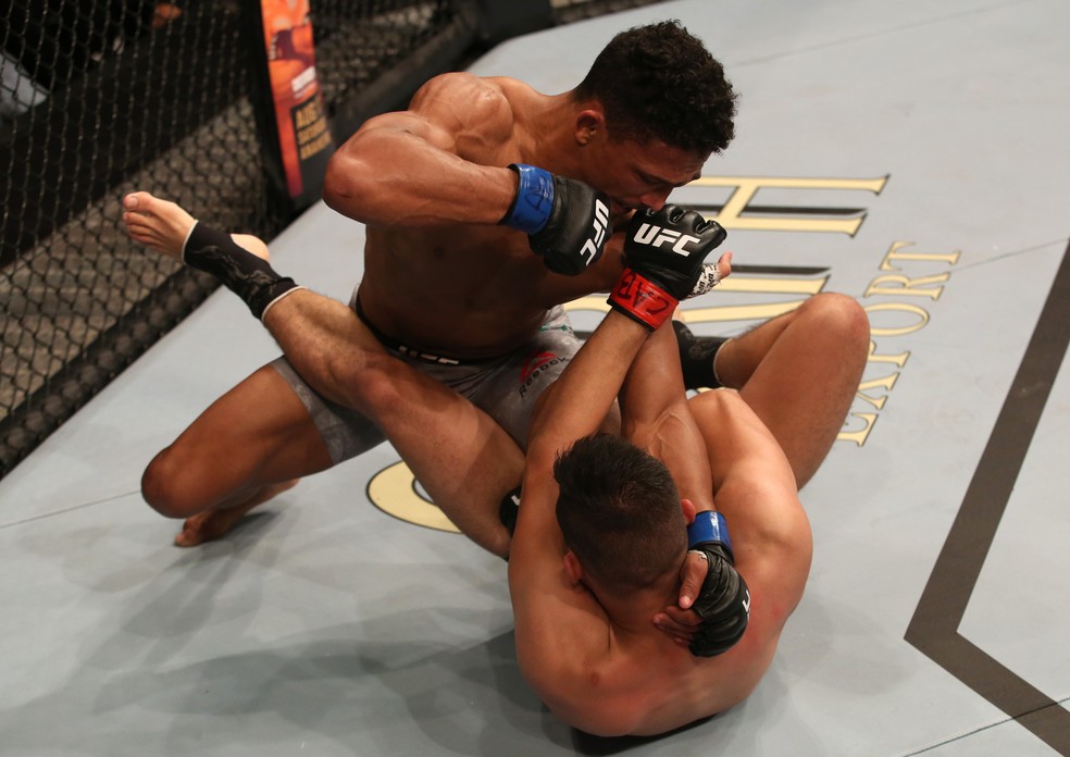 Alex Leko teve vitÃ³ria tranquila contra Rodrigo Kazula no UFC Uruguai â?? Foto: Getty Images
