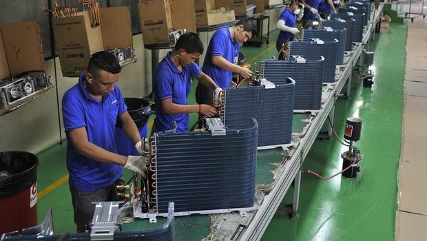 Funcionários trabalham em fábrica em Manaus - indústria - produção - confiança - trabalho (Foto: Jianan Yu/Reuters)