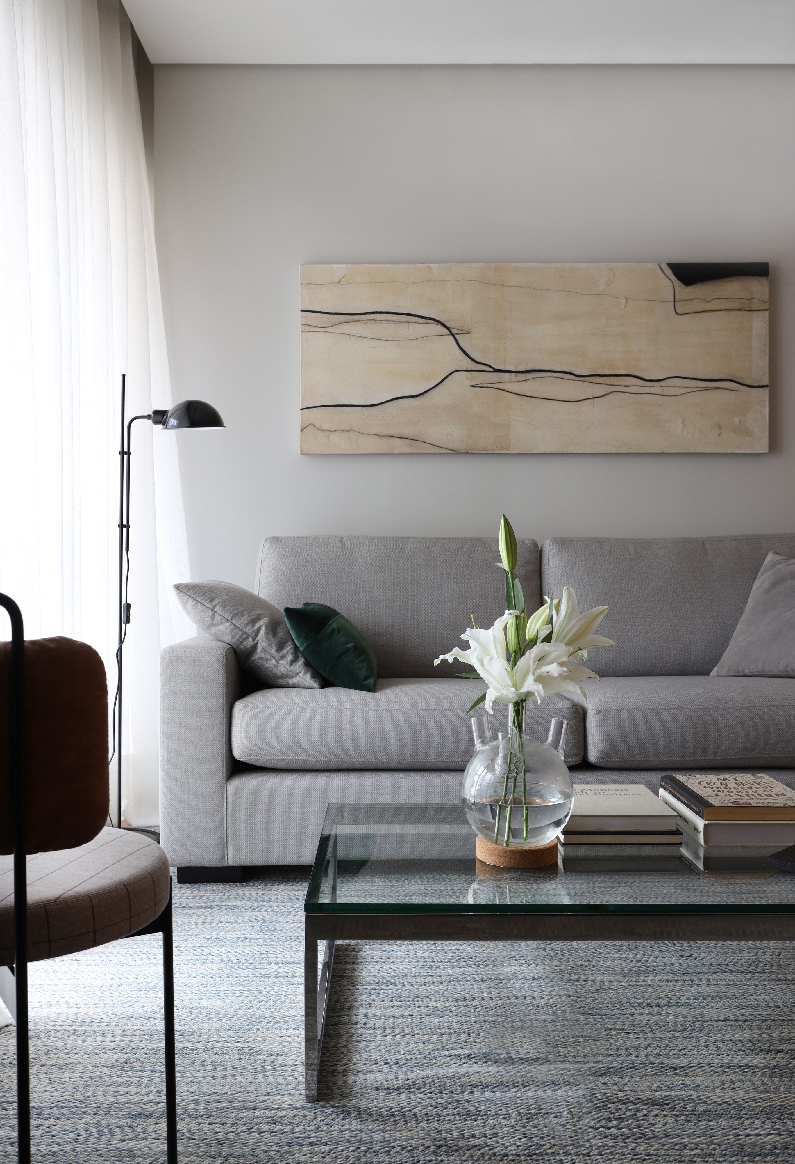 Décor do dia: sala de estar com decoração neutra e tons de cinza (Foto: Marco Antonio)