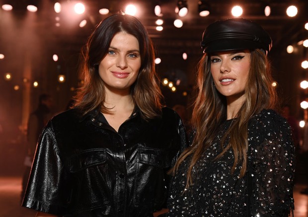 PARIS, FRANCE - SEPTEMBER 30: (EDITORIAL USE ONLY - For Non-Editorial use please seek approval from Fashion House) Isabeli Fontana and Alessandra Ambrosio attend the Isabel Marant Womenswear Spring/Summer 2022 show as part of Paris Fashion Week on Septemb (Foto: Getty Images)