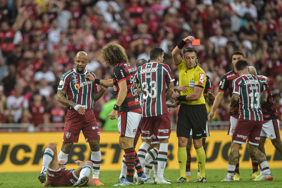 Marinho recebe cartão vermelho e é expulso pelo árbitro Raphael Claus  — Foto: Foto: Thiago Ribeiro/AGIF