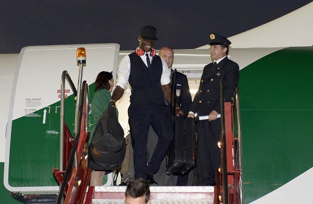 Cheio de marra, Mario Balotelli dispensou o paletó e manteve o boné (Foto: Getty Images)