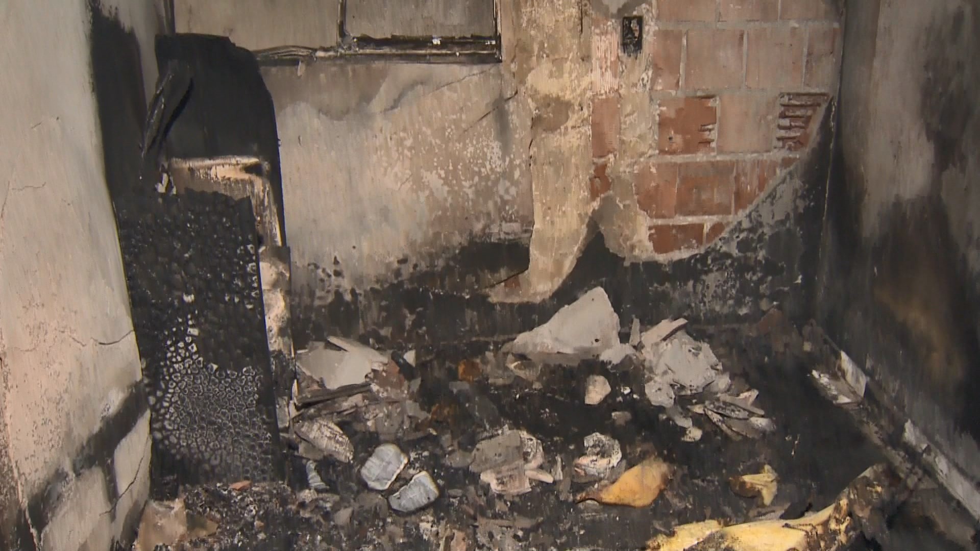 Casa é destruída por incêndio no ES após criança colocar fogo em bíblia
