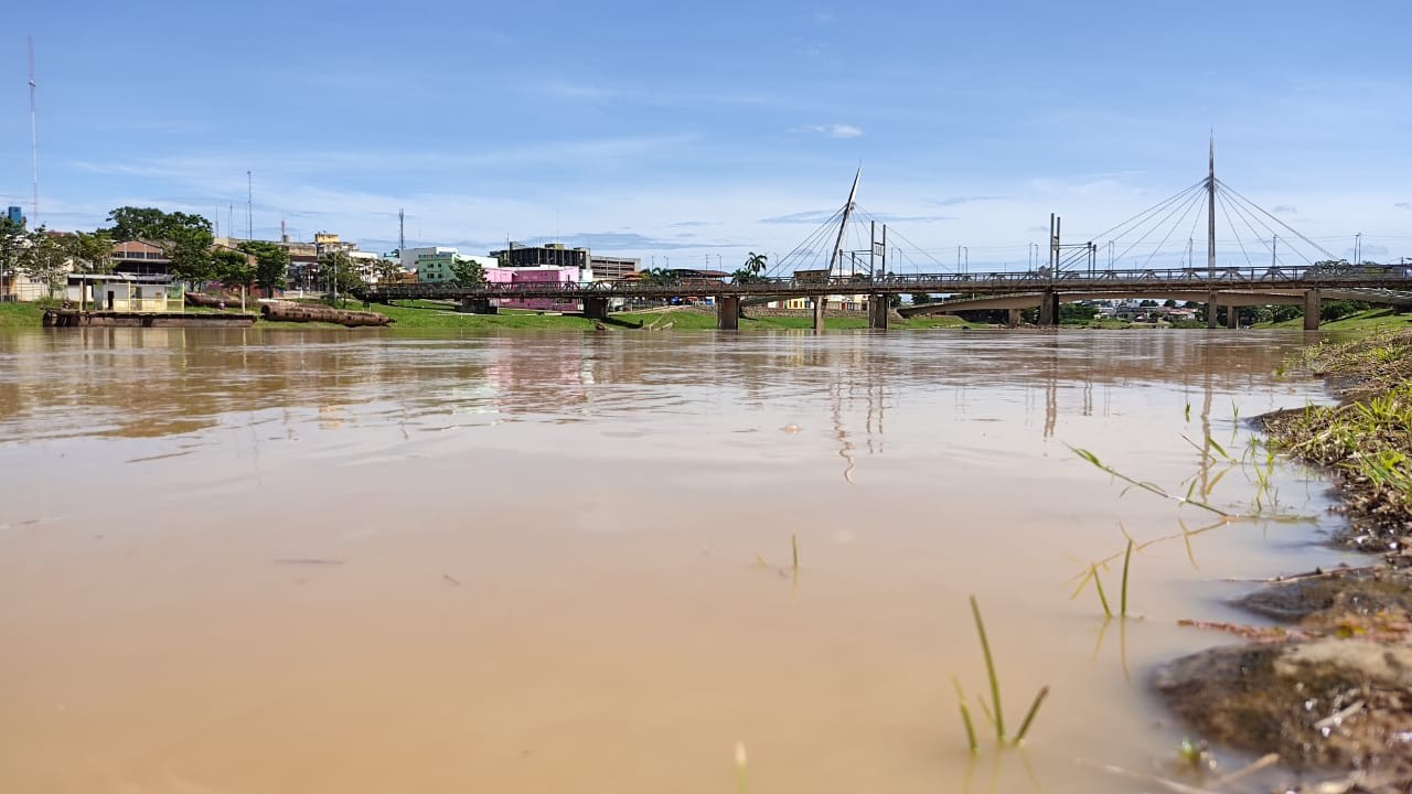 Rio Acre baixa mais de 70 centímetros em Rio Branco, mas prefeitura começa a preparar abrigo  