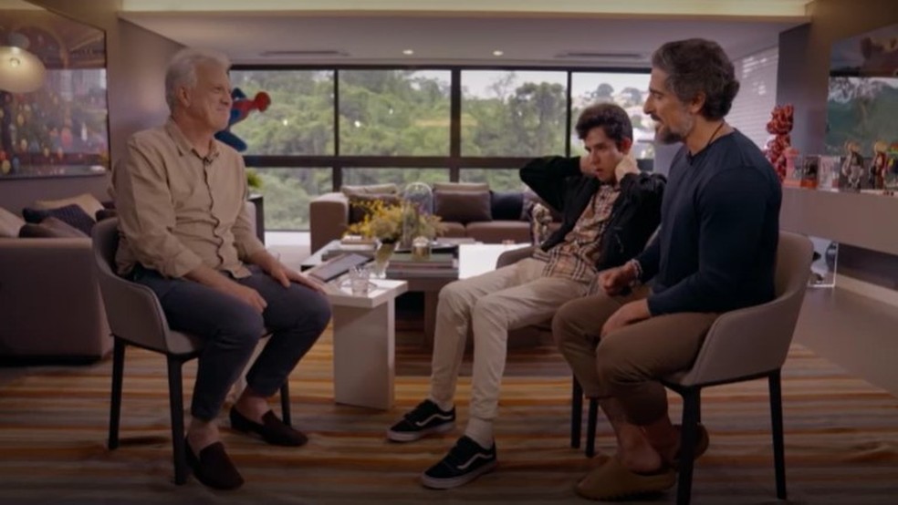 Bial conversa com Romeo e Marcos Mion — Foto: Globo