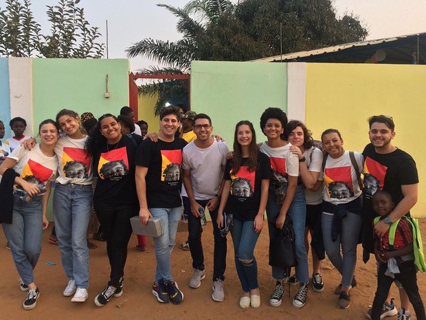 Sasha e os amigos na viagem missionária a Angola (Foto: Reprodução Instagram)