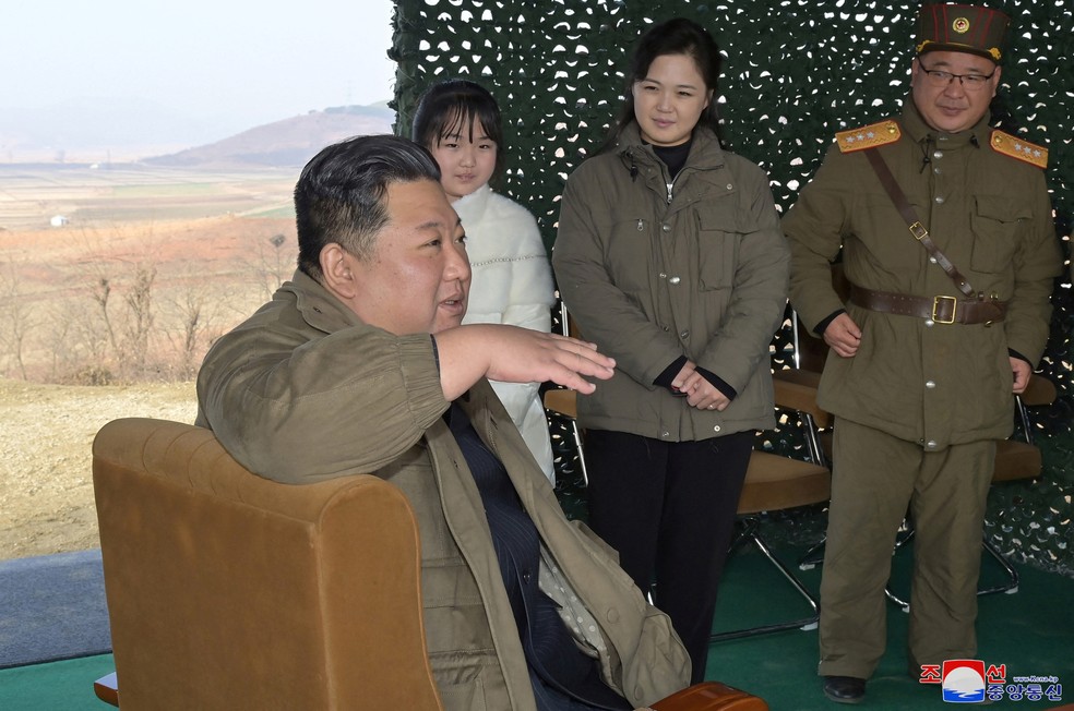 Kim Jong-un em foto com a filha e a esposa, Ri Sol-ju. — Foto: Reuters