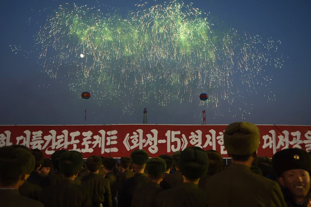 Fogos de artifício durante cerimônia em comemoração ao teste nuclear da Coreia do Norte (Foto: Kim Won-Jin / AFP)