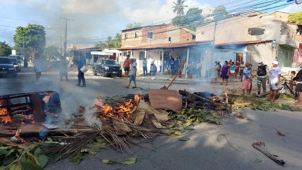 Protesto por falta d'água interrompe o trânsito na AL-101, em Maceió — Foto: BPRv