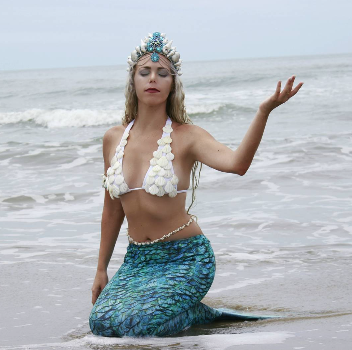 Aos 34 anos, Mirella Ferraz vive de ser uma sereia profissional (Foto: Reprodução/Instagram)