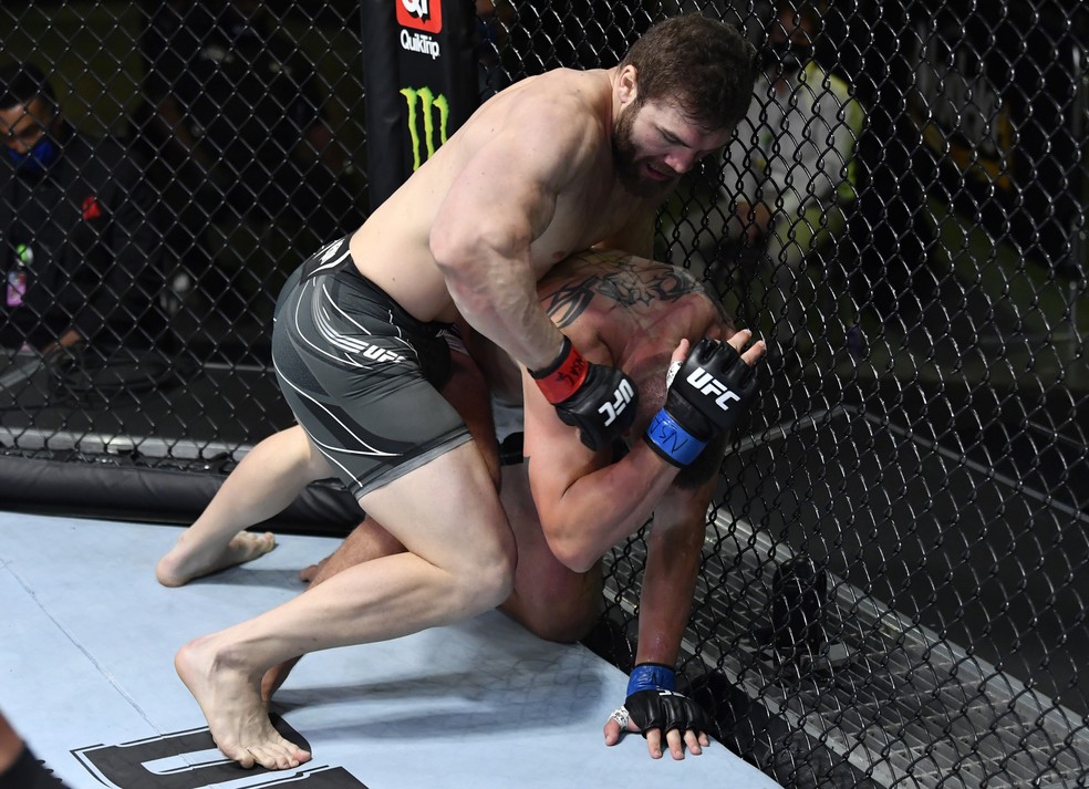 Ion Cutelaba dominou Dustin Jacoby no início da luta no UFC Reyes x Prochazka — Foto: Getty Images