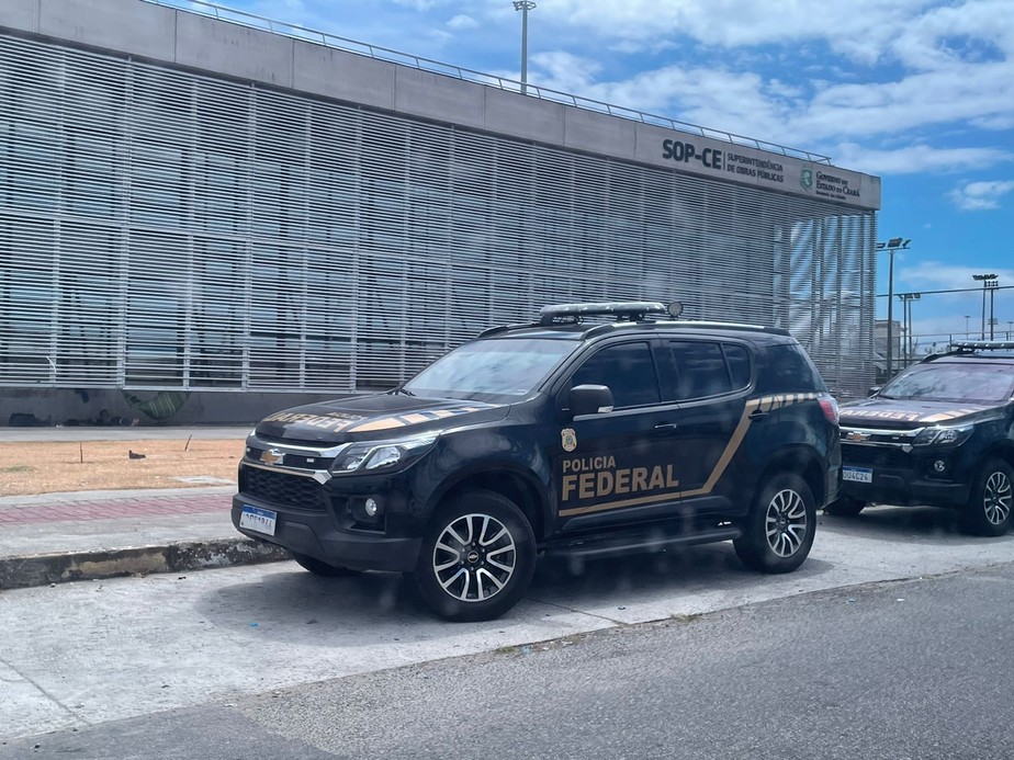 Carro da Polícia Federal em frente à Superintendência de Obras Públicas do Ceará