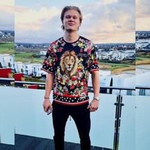Haaland já usava a marca Dolce & Gabbana quando atuava no Borussia Dortmund — Foto: Reprodução