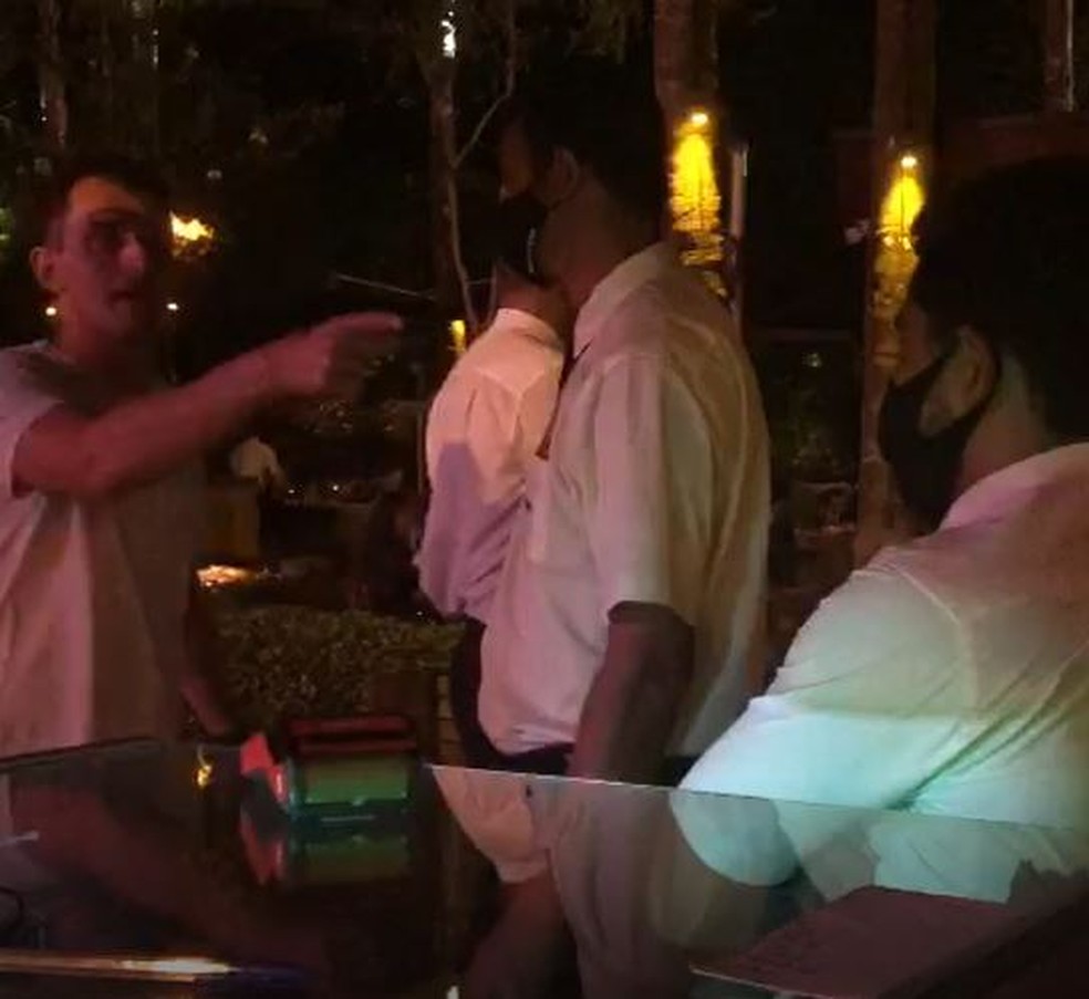 Vídeo mostra empresário humilhando e ameaçando manobrista em bar de Campinas (SP) — Foto: Reprodução/EPTV