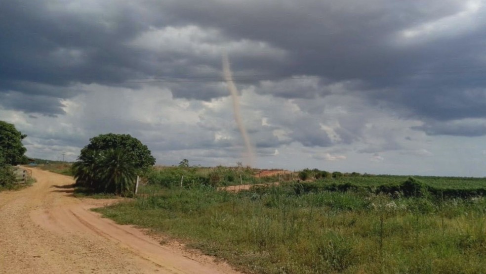 Tornado atingiu uma área rural de Terra Rica, no noroeste do Paraná  — Foto: Reprodução/RPC 