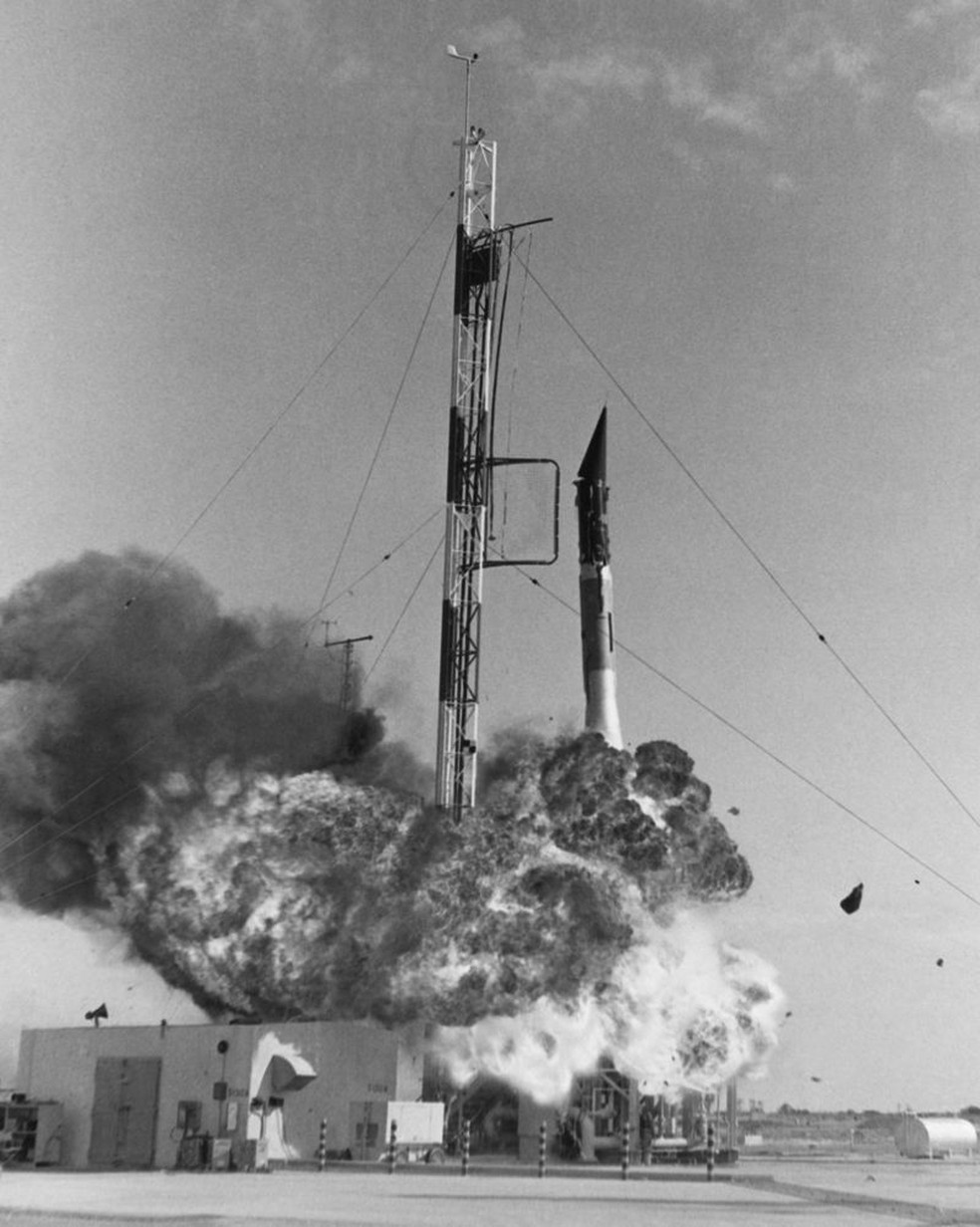 Imagens da explosão do Vanguard deram volta ao mundo e prejudicaram credibilidade do programa espacial dos Estados Unidos — Foto: Getty Images via BBC