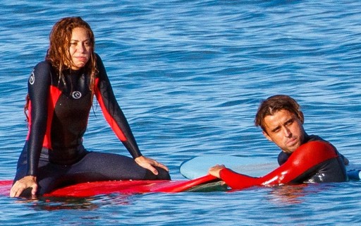 Após separação, Shakira surfa na Espanha com amigo