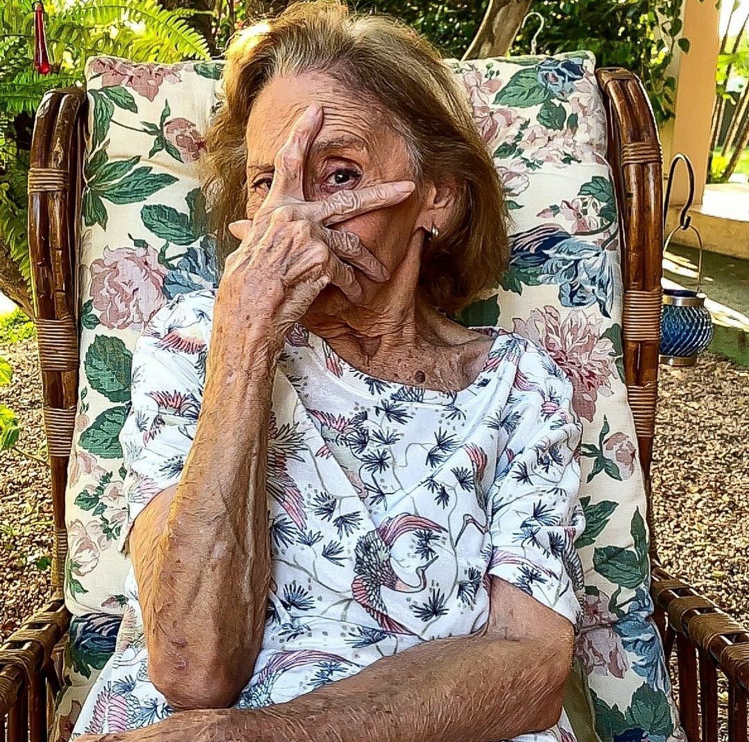 Laura Cardoso posa para o fotógrafo João Passos  (Foto: Reprodução / Instagram )