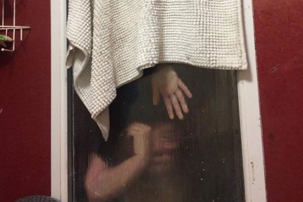 Mulher fica presa em janela durante encontro romântico via Tinder (Foto: Avon Fire & Rescue/Twitter)