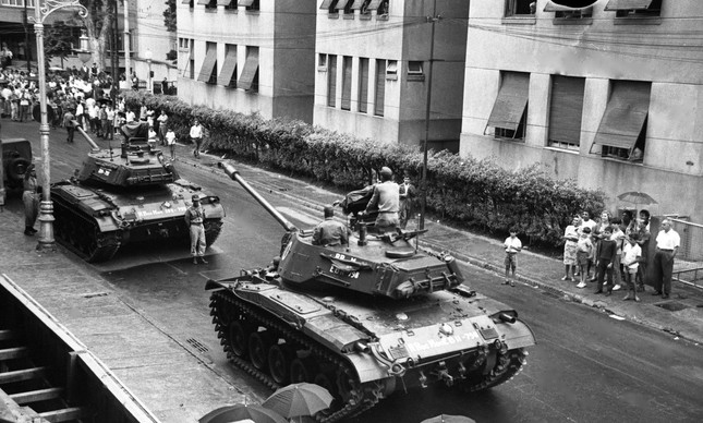31 de março de 1964: Tanques na Rua Gago Coutinho, em Laranjeiras, no Rio