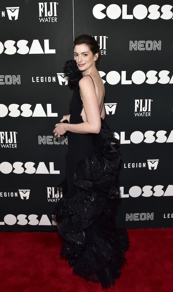 O vestido problemático da atriz Anne Hathaway (Foto: Getty Images)