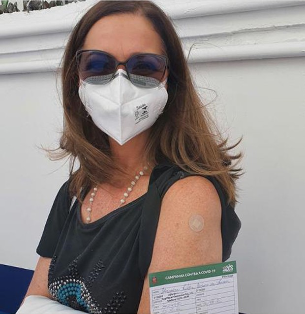 Alexandra Richter é vacinada contra a Covid-19 (Foto: Reprodução Instagram)