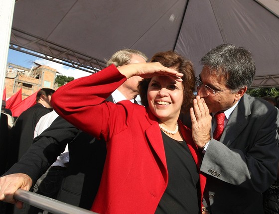 A então ministra-chefe da Casa Civil, Dilma Rousseff, visita Pimentel, na época prefeito de Belo Horizonte. Ele era seu Grilo Falante (Foto: CARLOS RHIENCK/ JORNAL HOJE EM DIA) A então ministra-chefe da Casa Civil, Dilma Rousseff, visita Pimentel, na época prefeito de Belo Horizonte. Ele era seu Grilo Falante (Foto: CARLOS RHIENCK/ JORNAL HOJE EM DIA)