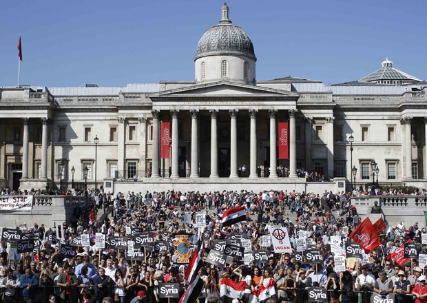 Manifestantes ocupam a Trafalgar Square, em Londres, durante protesto contra ação militar na Síria (Foto: Olivia Harris/Reuters)