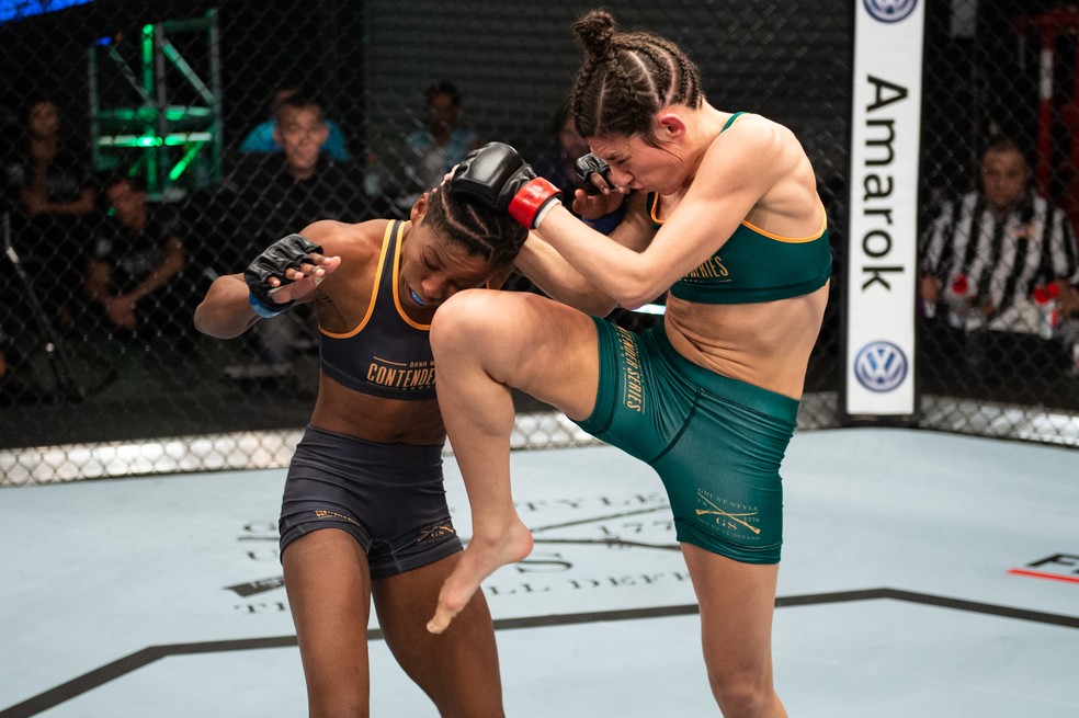Marina acerta uma forte joelhada na adversária (Foto: Divulgação/UFC)