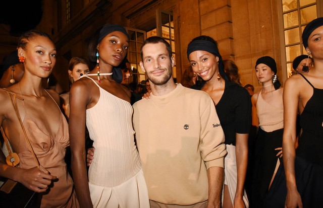 Simon Porte Jacquemus backstage with his models after his Spring/Summer 2018 presentation in Paris (Foto: GETTY)