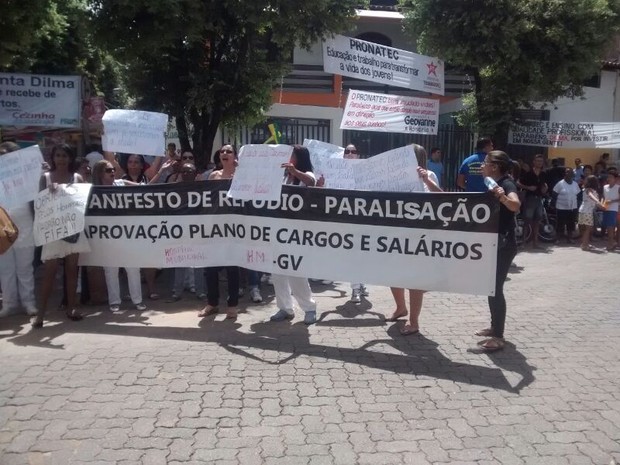 Manifestantes estiveram no aeroporto de Governador Valadares na chegada da presidente Dilma Rousseff. (Foto: Diego Souza / G1)