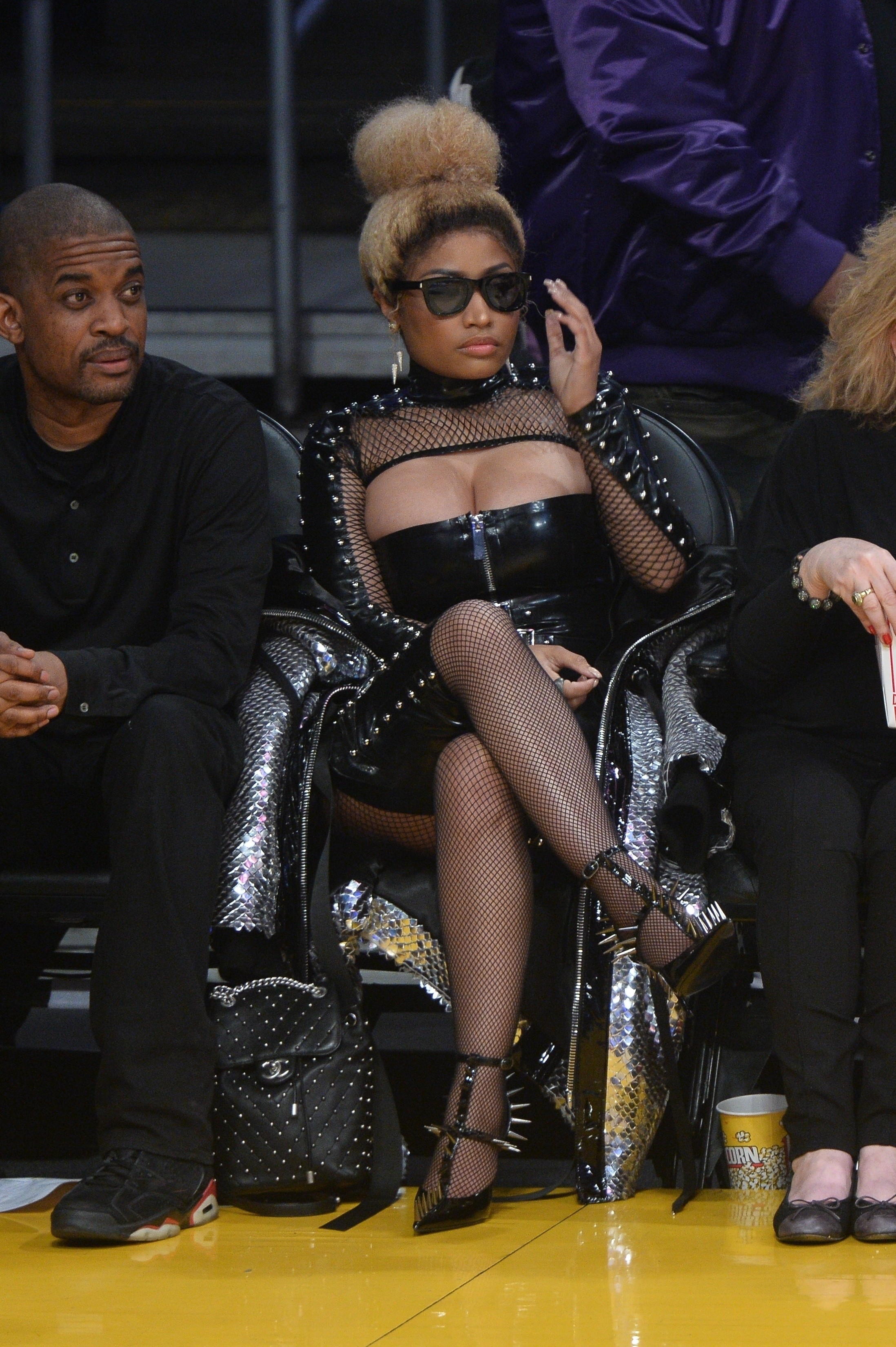 Nicki Minaj em look de decote cheio para evento esportivo (Foto: Backgrid)