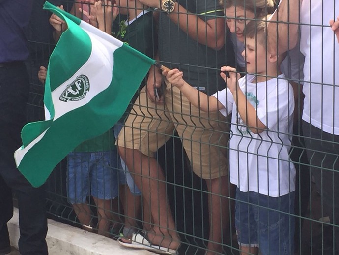 Torcedor mirim da Chapecoense recebe Atlético Nacional em aeroporto (Foto: Janir Júnior)