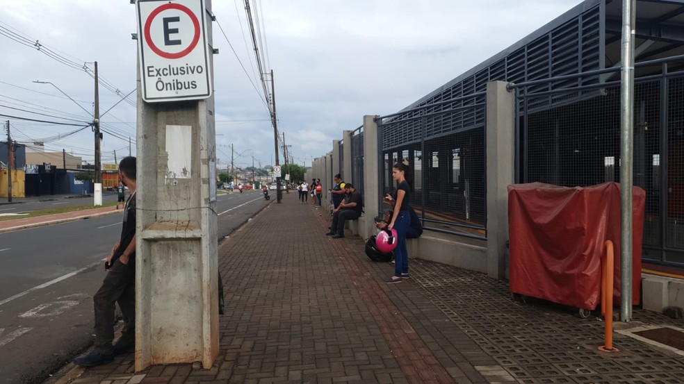 Passageiros aguardam carros de aplicativo ou caronas no Terminal Vivi Xavier — Foto: Mônica Dau/RPC Londrina